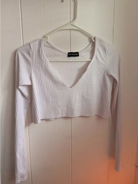 PrettyLittleThing White Ribbed V-Neck Cropped Long Sleeve Top